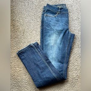 SIMPLY VERA VERA WANG JEANS. Straight. Nice Blue, lightly distressed! Size 2.
